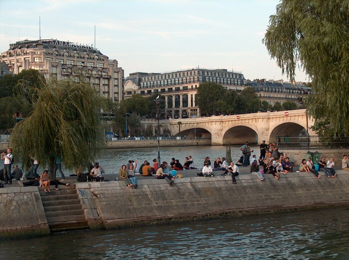 Pont Neuf táhnoucí se na sever i na jih od Ile de la Cité.JPG