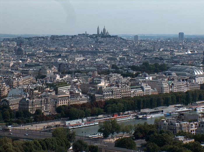 V pozadí Sacré Coeur.JPG